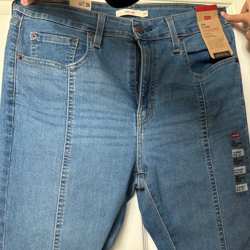 Size 14 short Levi’s flare 32/30 jeans